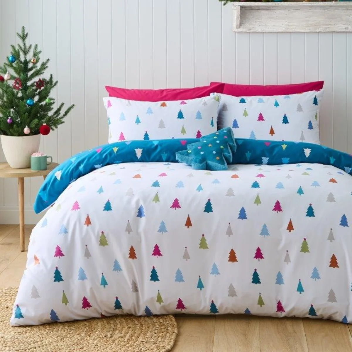Catherine Lansfield Christmas Tree Bright Duvet Set - King In White – image 1