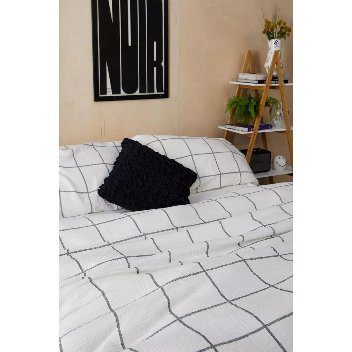 Distressed Check Cosy Crinkle Duvet Set - Black/White Double at Urban Outfitters – image 2