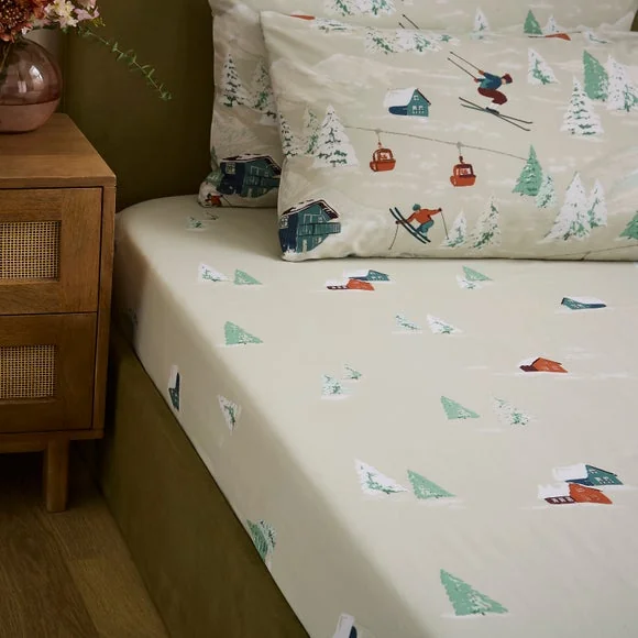 Ski Scene Fitted Sheet – image 1