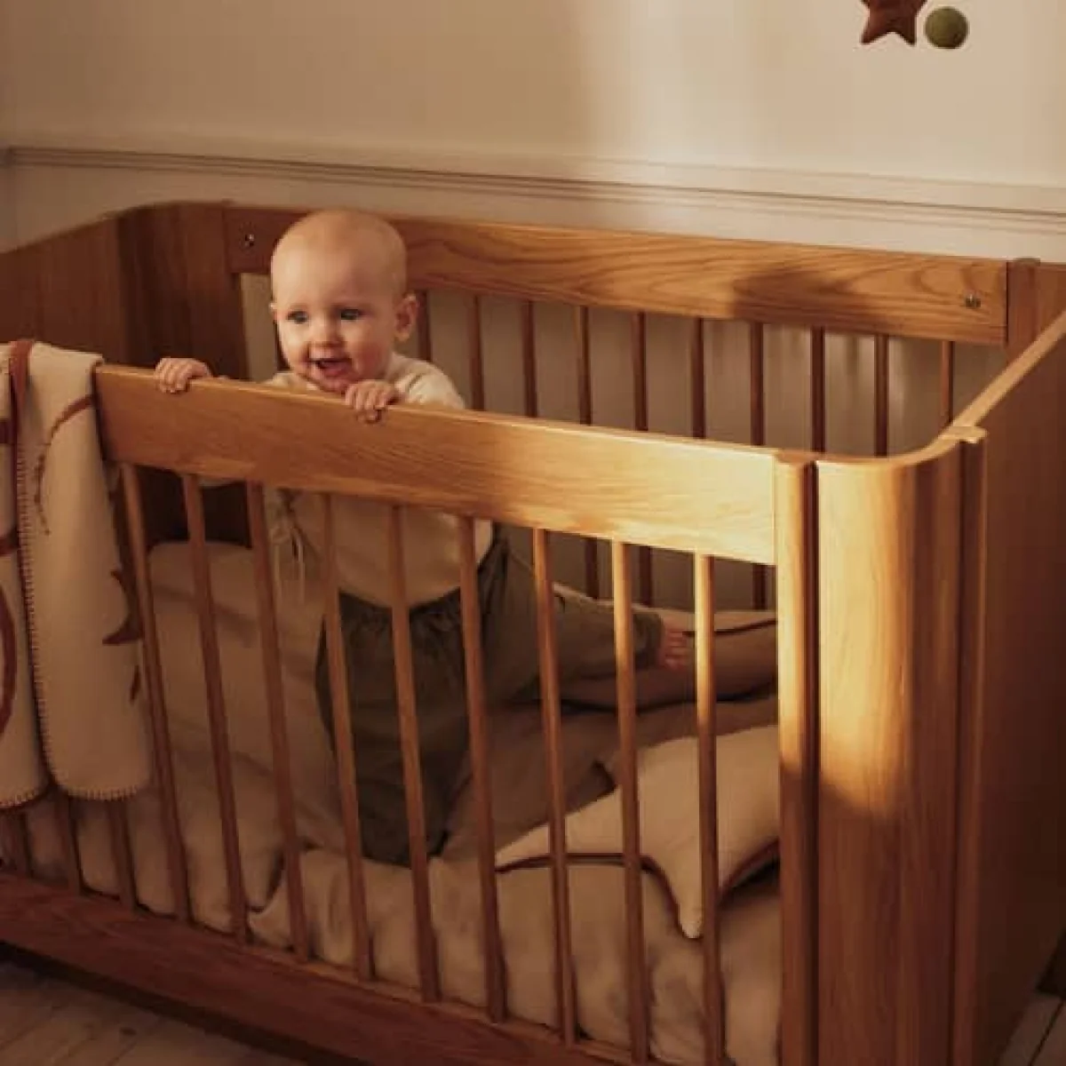 Tilu Convertible baby bed natural wood - Ferm Living – image 5