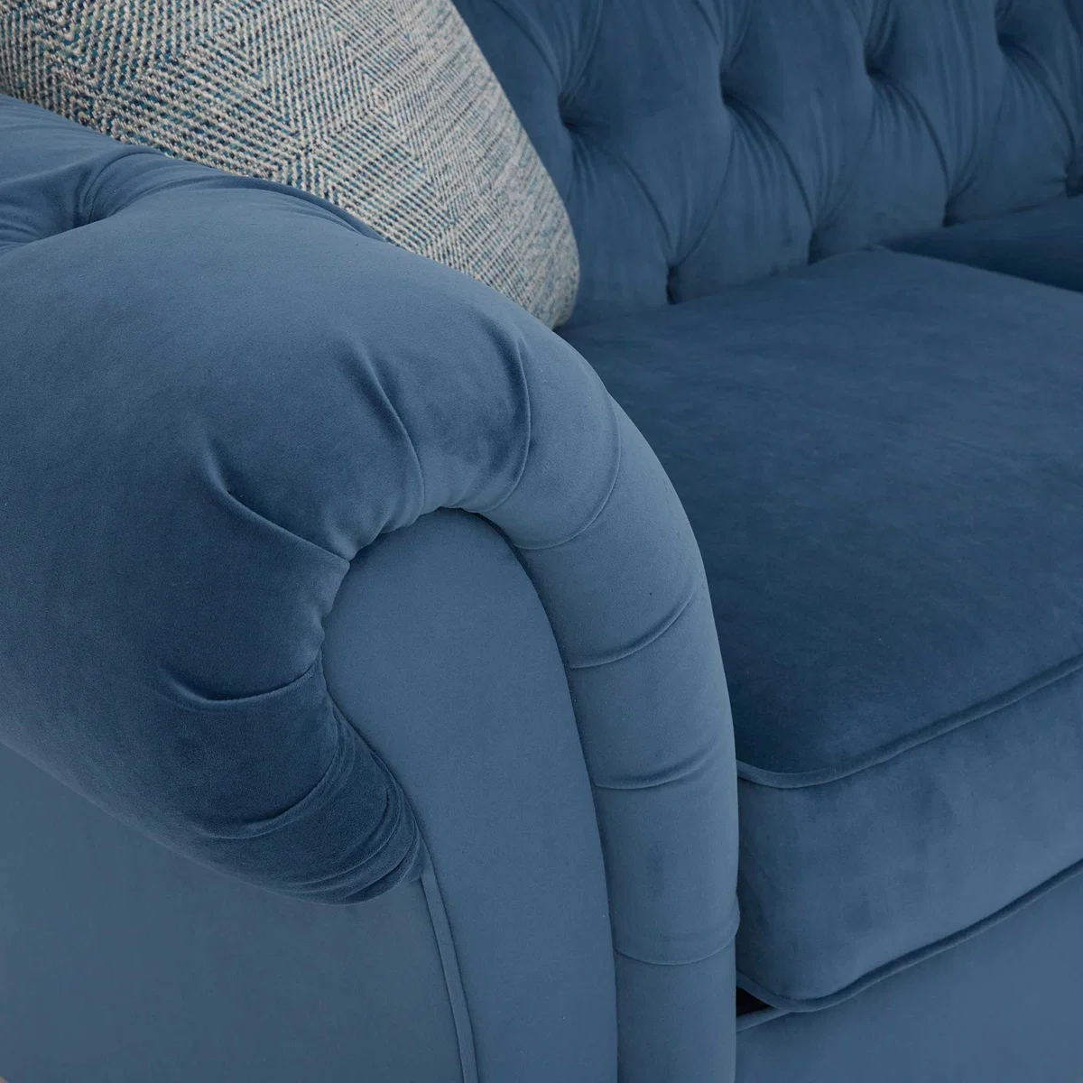 Maddox Extra Large Chesterfield Sofa – image 7