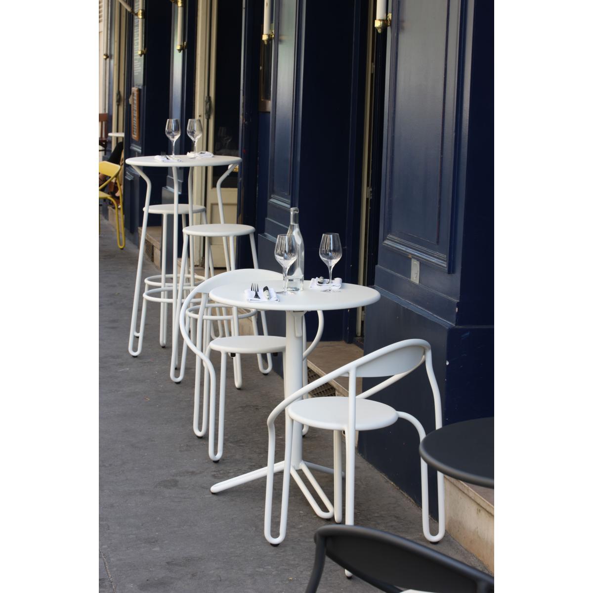 Huggy Bistro Chair Stackable armchair - / Aluminium by Maiori White – image 2