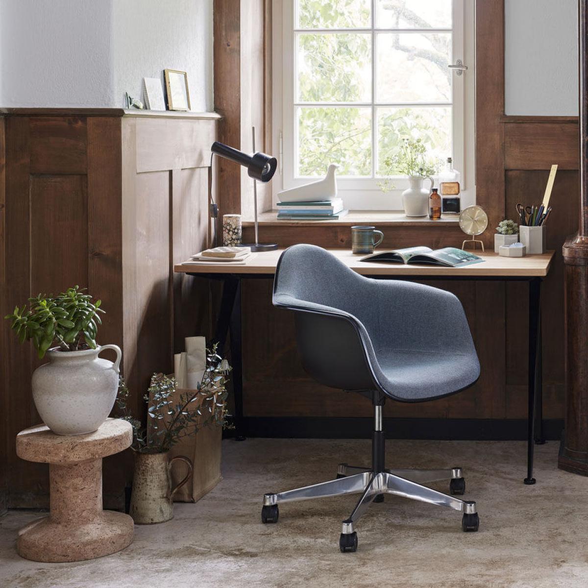 Armchair on casters PACC - Eames Plastic Armchair plastic material / (1950) - Full padding / Recycled - Vitra – image 2