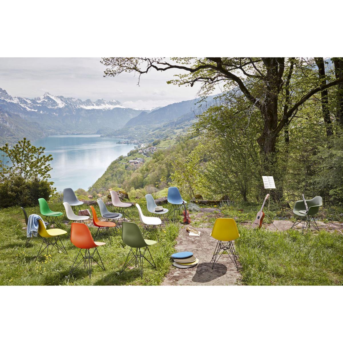 DAR - Eames Plastic Armchair Armchair - / (1950) - Black legs by Vitra Black – image 6