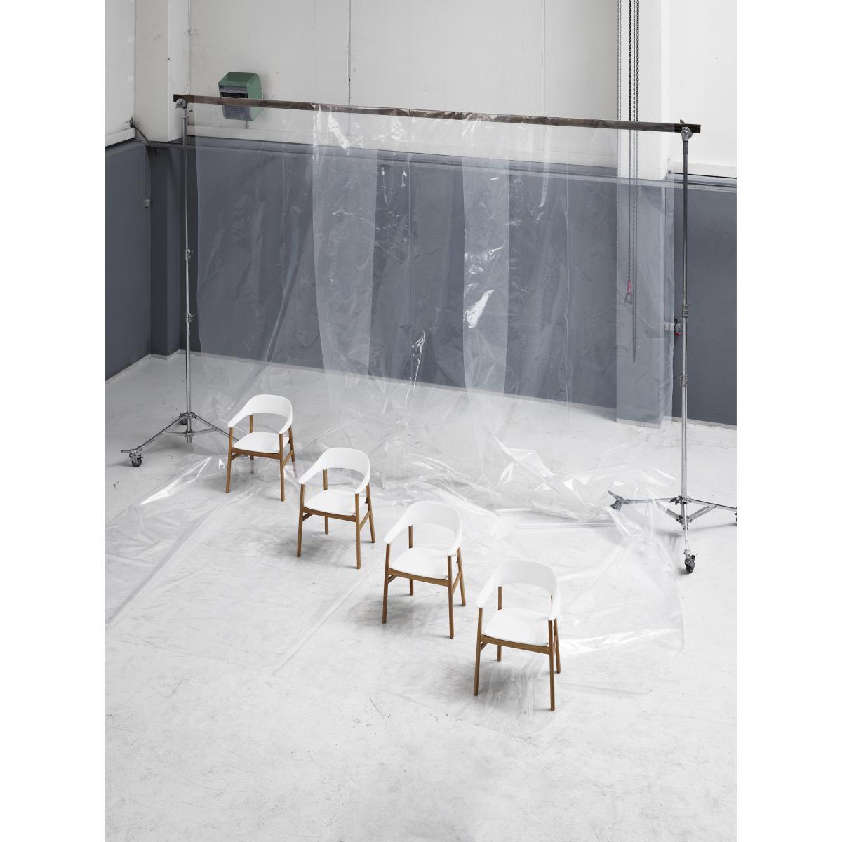 Herit Armchair - / Oak foot by Normann Copenhagen White/Natural wood – image 3