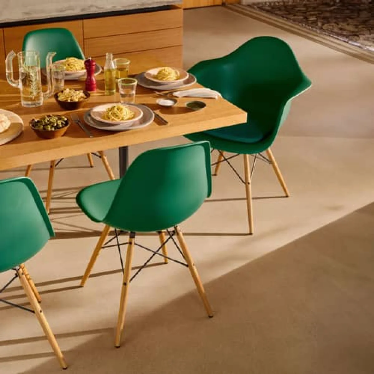 RE DAW - Eames Plastic Armchair Armchair plastic material green / (1950) - Base, legs Light wood / Recycled wood - Vitra – image 3