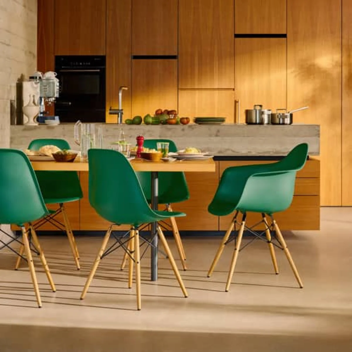RE DAW - Eames Plastic Armchair Armchair plastic material green / (1950) - Base, legs Light wood / Recycled wood - Vitra – image 4
