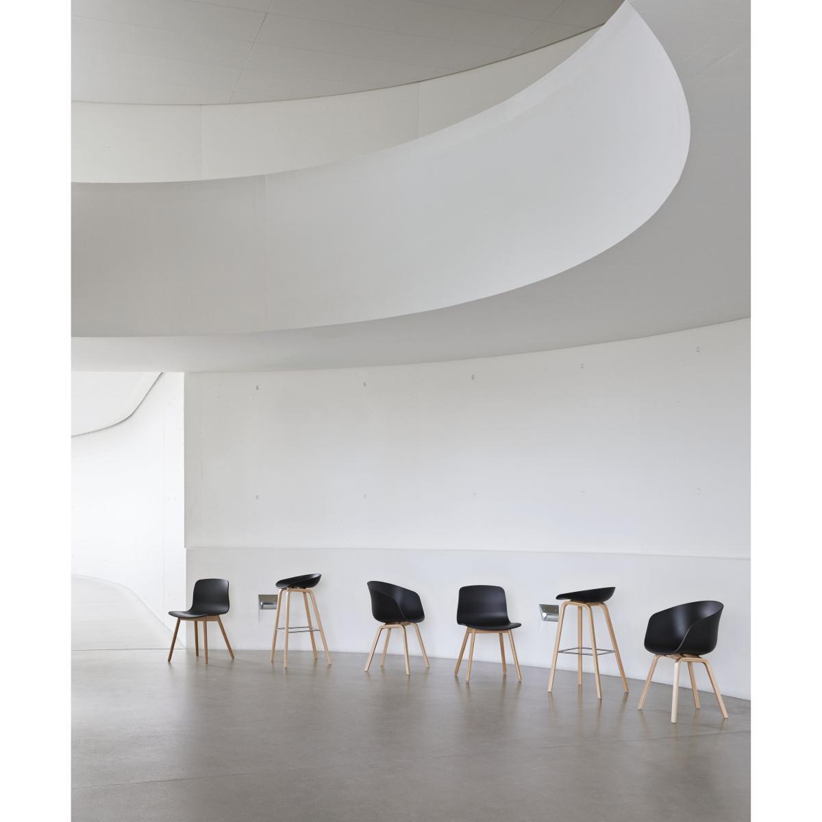 About a ECO AAC22 Armchair - / Recycled plastic - EU Ecolabel by Hay Black/Natural wood – image 3