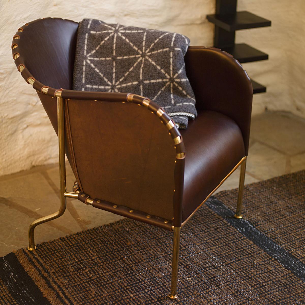 Källemo Bruno armchair Core leather cigar brown-brass base – image 2