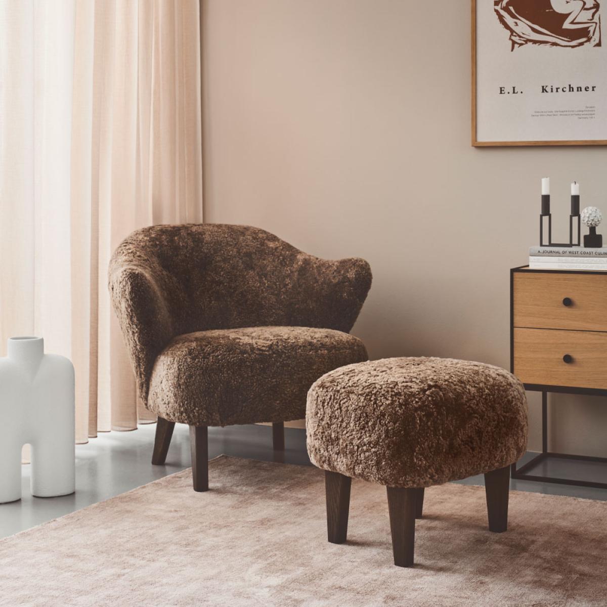 Audo Copenhagen Ingeborg armchair set Fabric sahcozero beige incl. footstool legs smoked oak – image 6