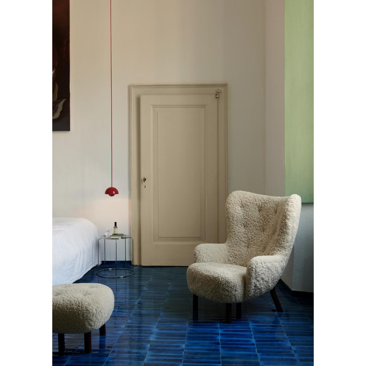 &Tradition Petra VB3 high armchair incl. pouf ATD1 Oiled Walnut-Sheepskin Moonlight – image 3