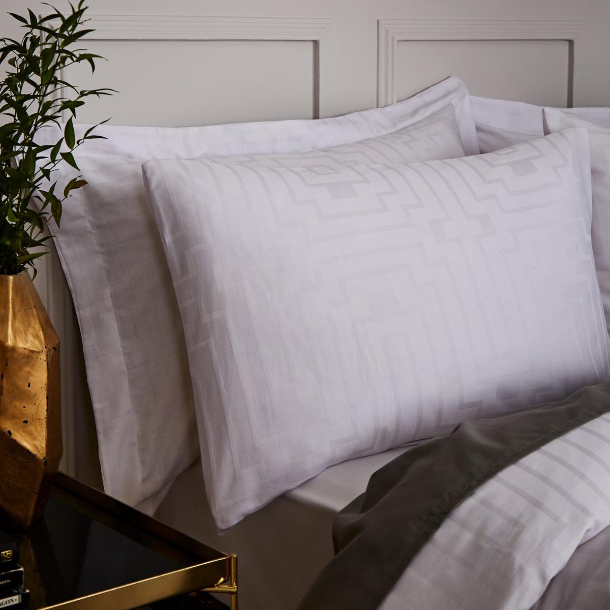 Bianca Cotton 180 TC Geometric White Bedding Set - Superking – image 3