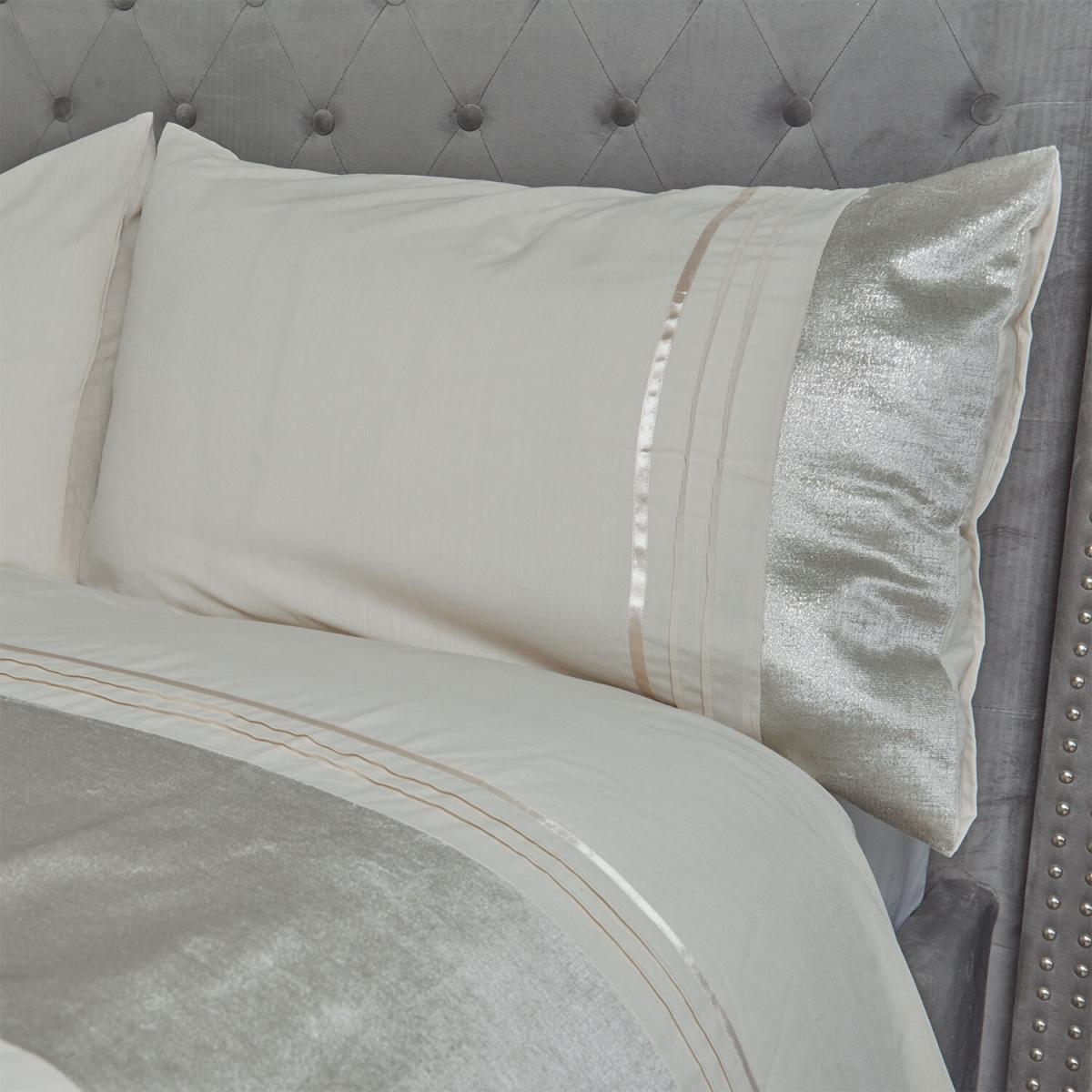 Metallic Velvet Panel Duvet Cover and Pillowcase Set - Gold / Superking – image 3