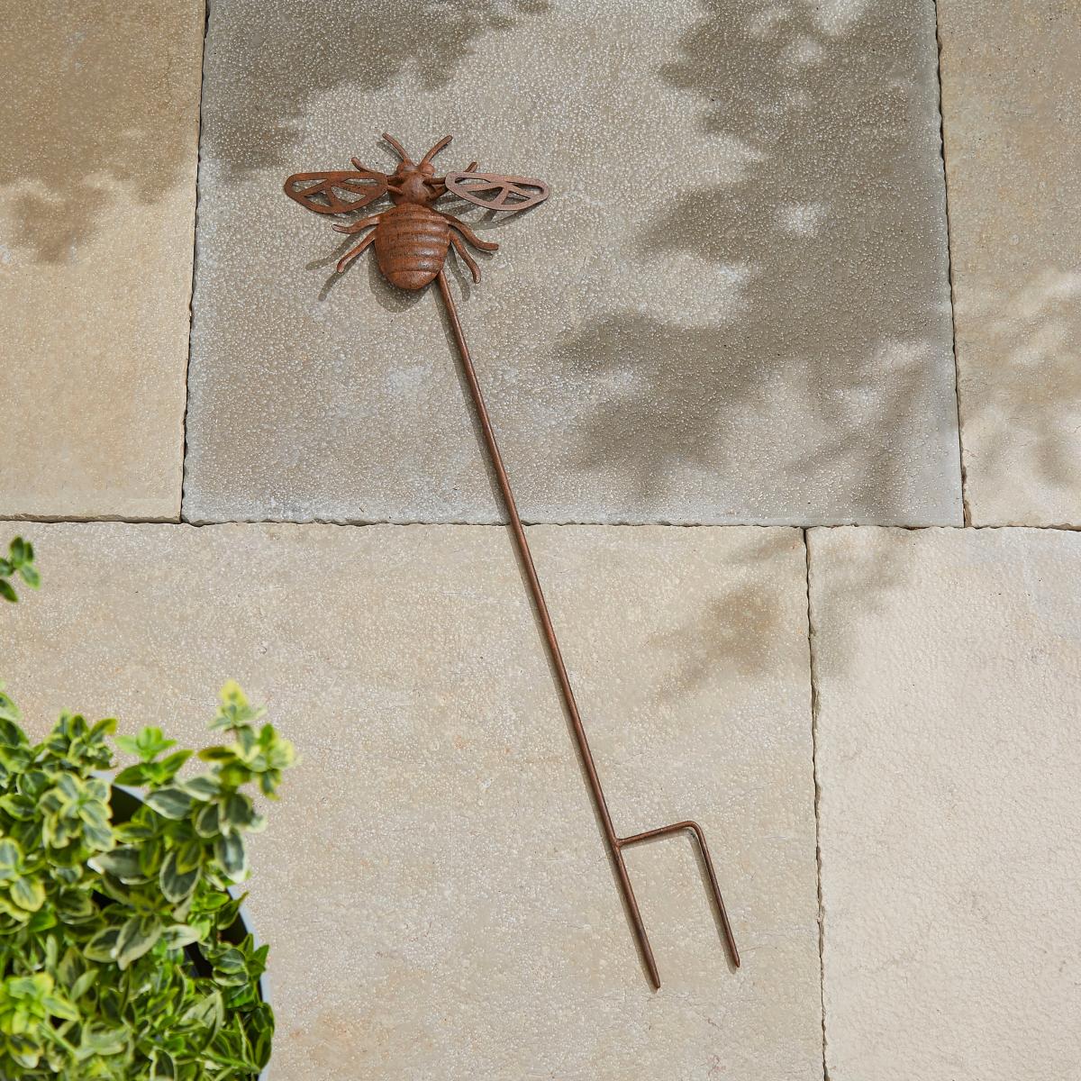 Rusted Iron Bee Stake Rust – image 3