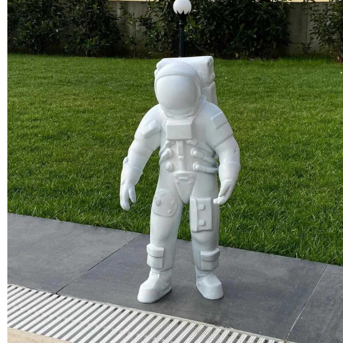 White Astronout | Artchi – image 3