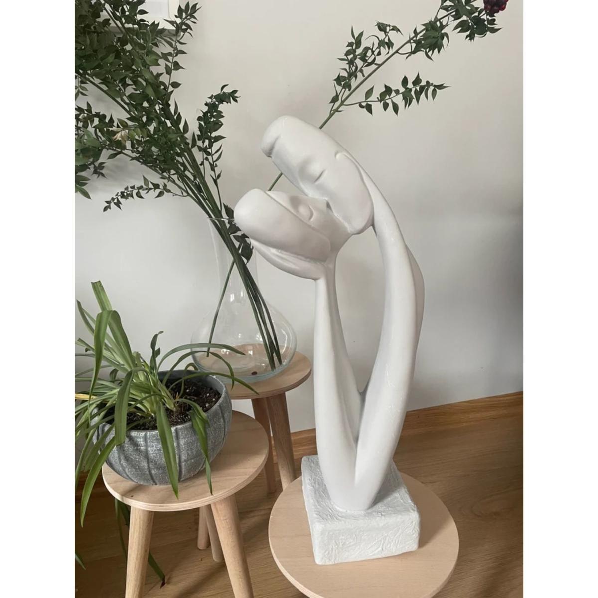 White Couple Kissing Sculpture Artchi – image 2