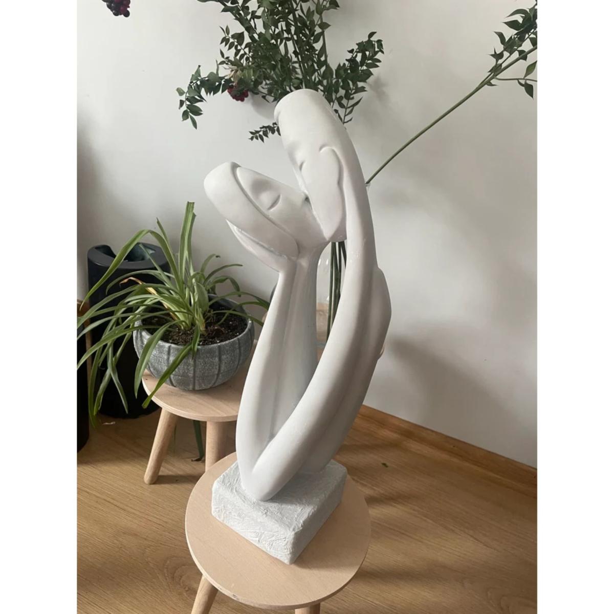 White Couple Kissing Sculpture Artchi – image 3