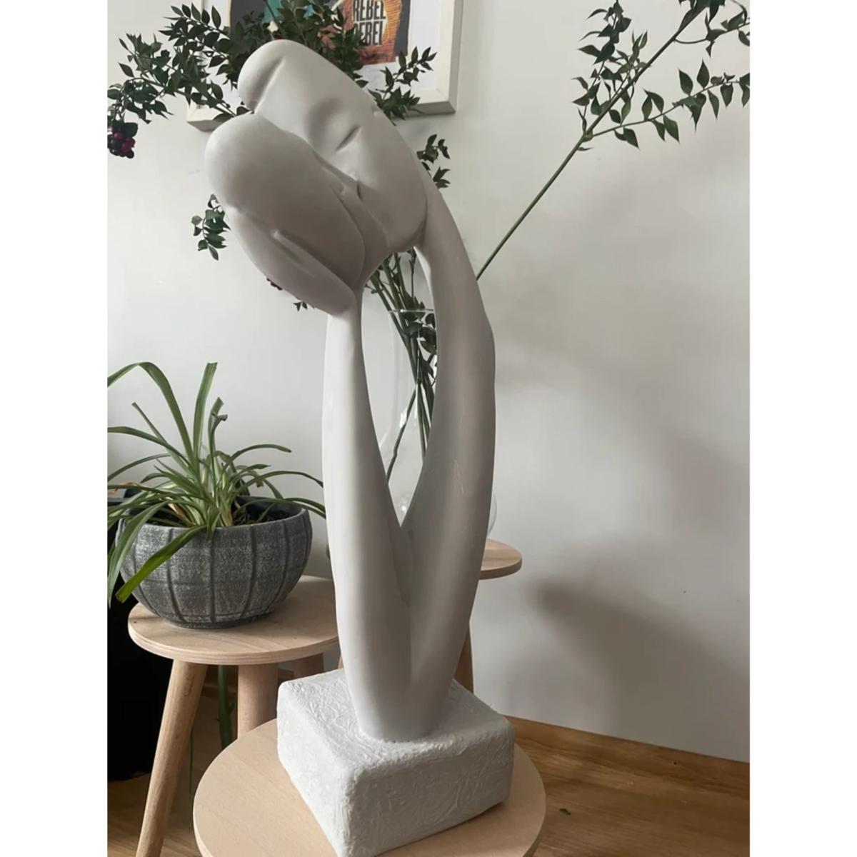 White Couple Kissing Sculpture Artchi – image 4