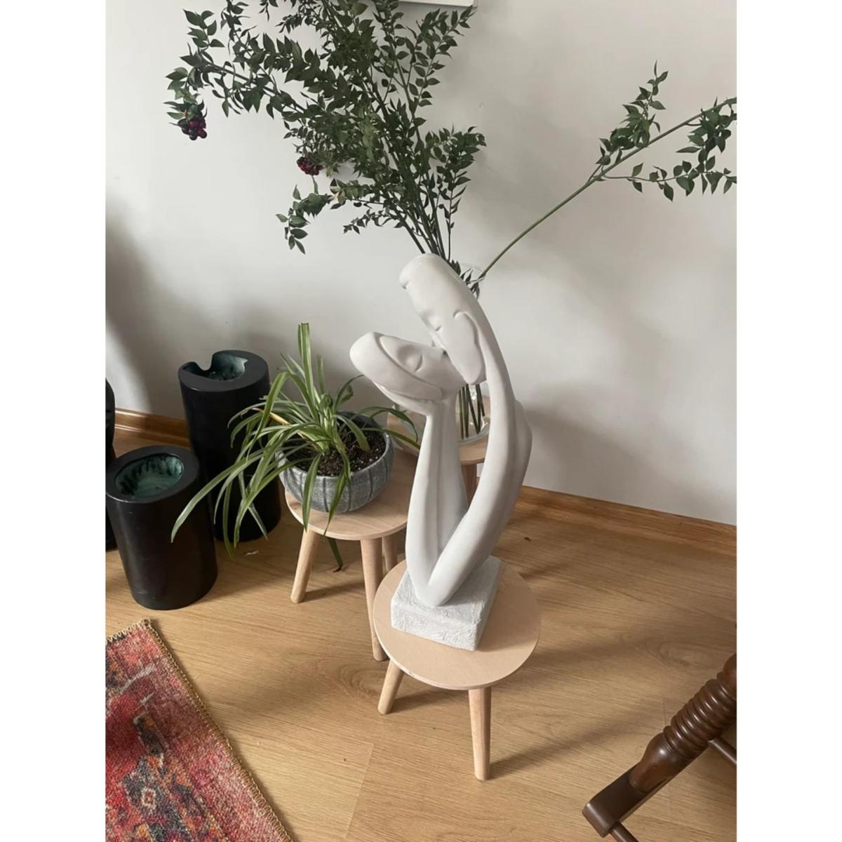 White Couple Kissing Sculpture Artchi – image 5