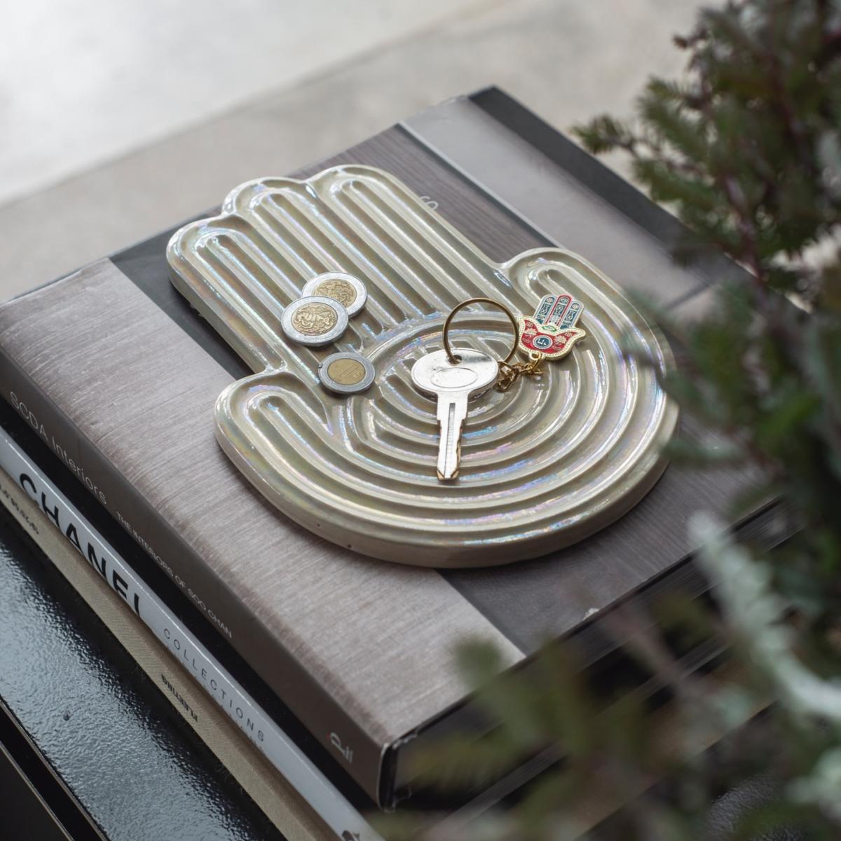 Hamsa Fatima Hand Glazed High Temperature Ceramic Tray - White . Bruci Editora De Diseño – image 2