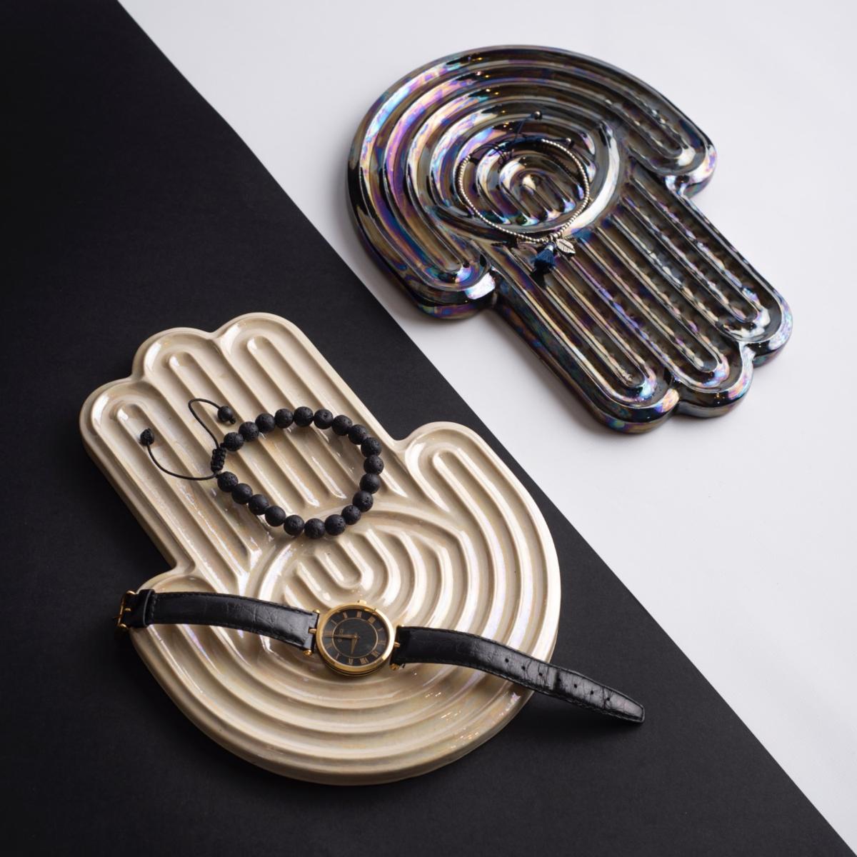 Hamsa Fatima Hand Glazed High Temperature Ceramic Tray - White . Bruci Editora De Diseño – image 3