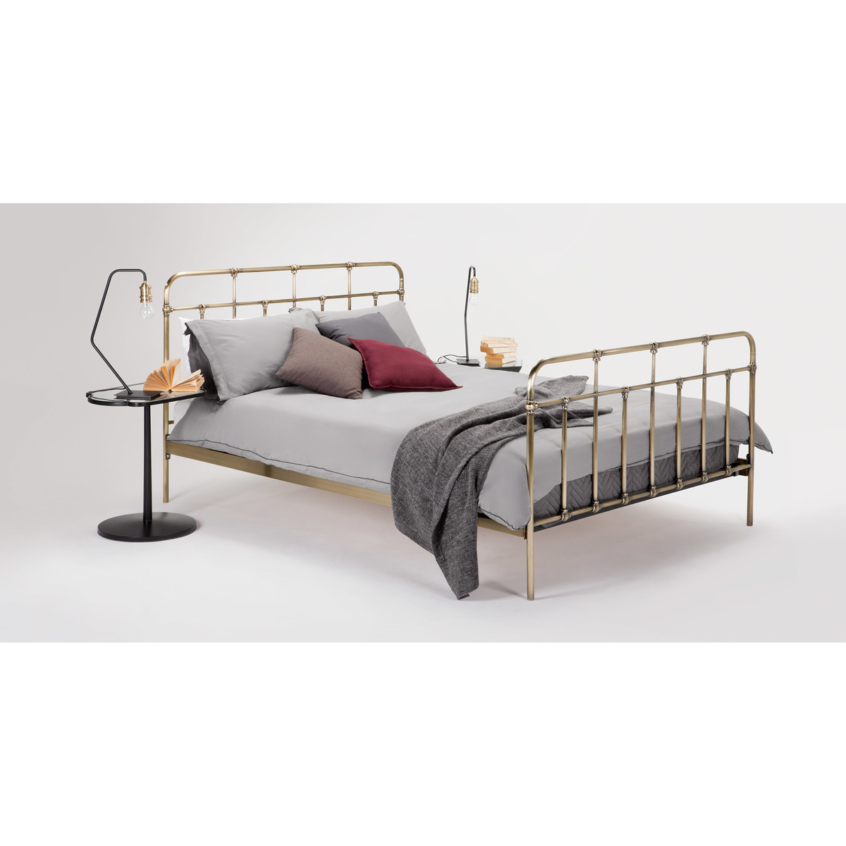 Starke Kingsize Bed, Brass – image 3