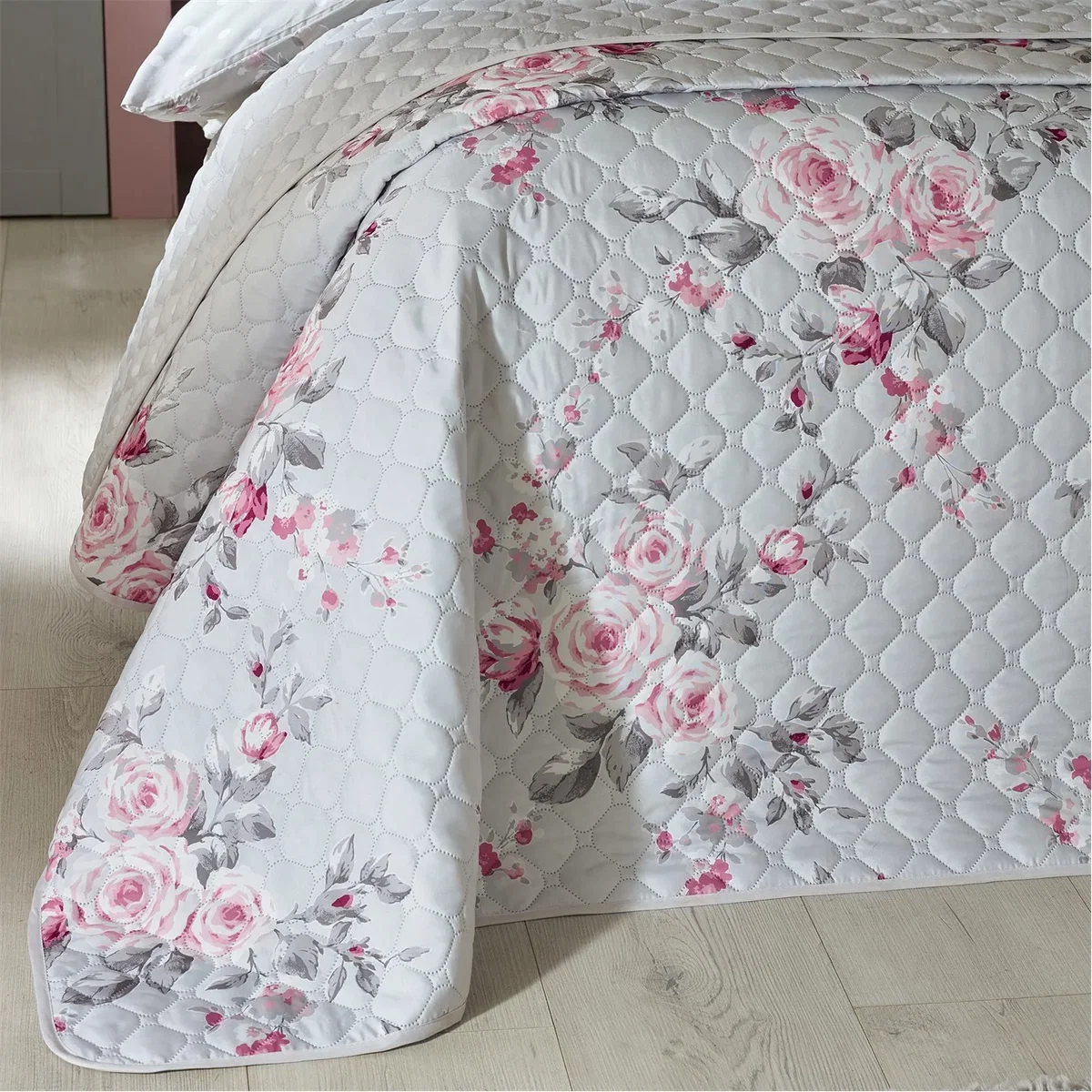Floral Reversible Quilted Bedspread – image 1