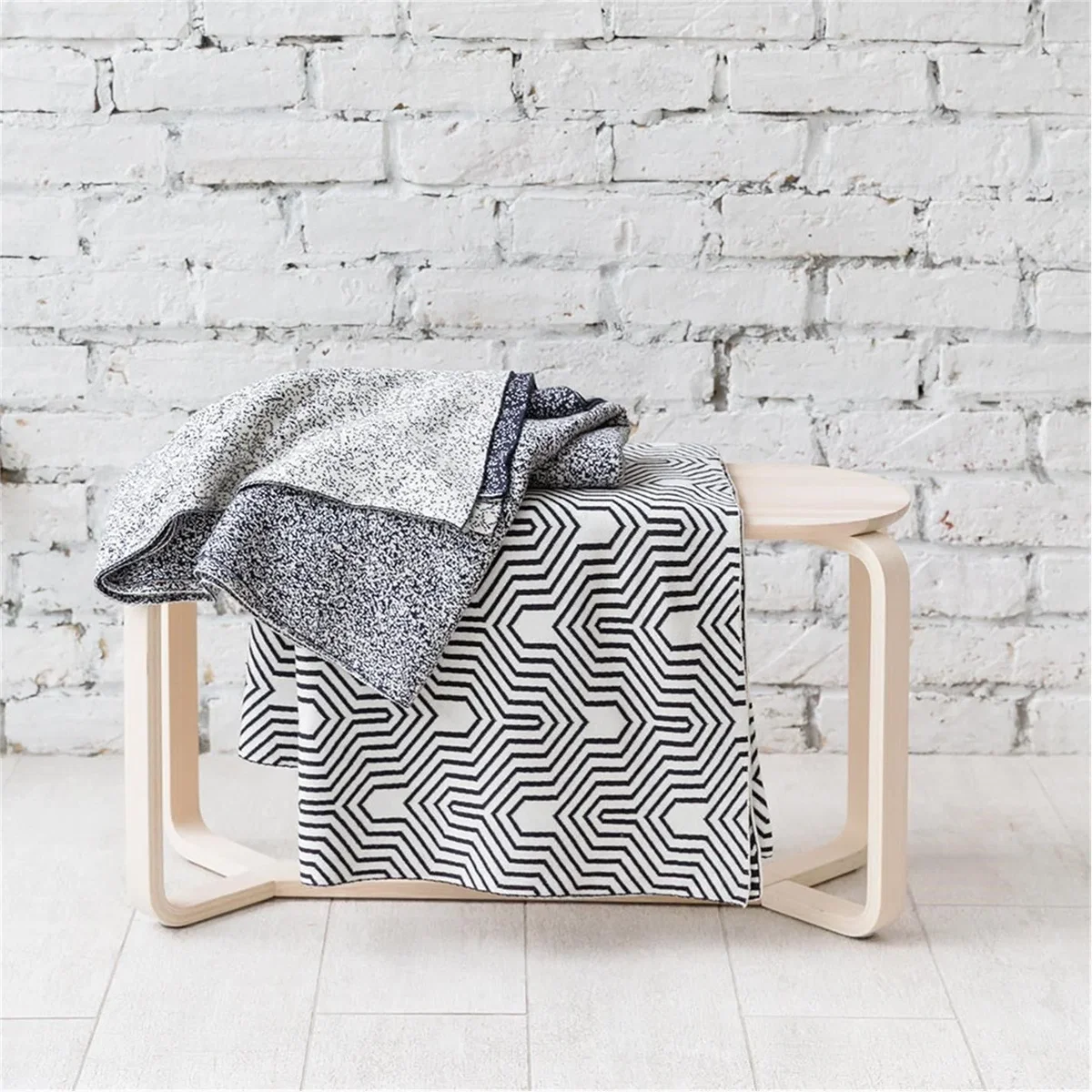 Speckled Knitted Throw – image 2