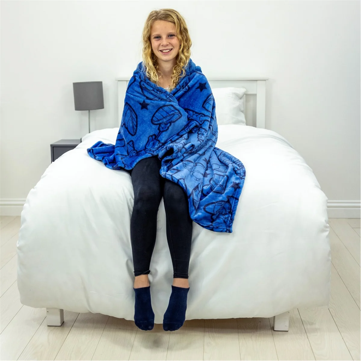 Hood Black Blanket – image 3