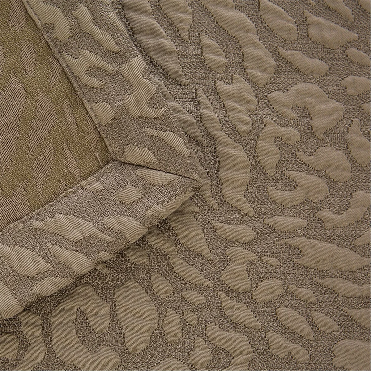 Souvenir Bedcover – image 4