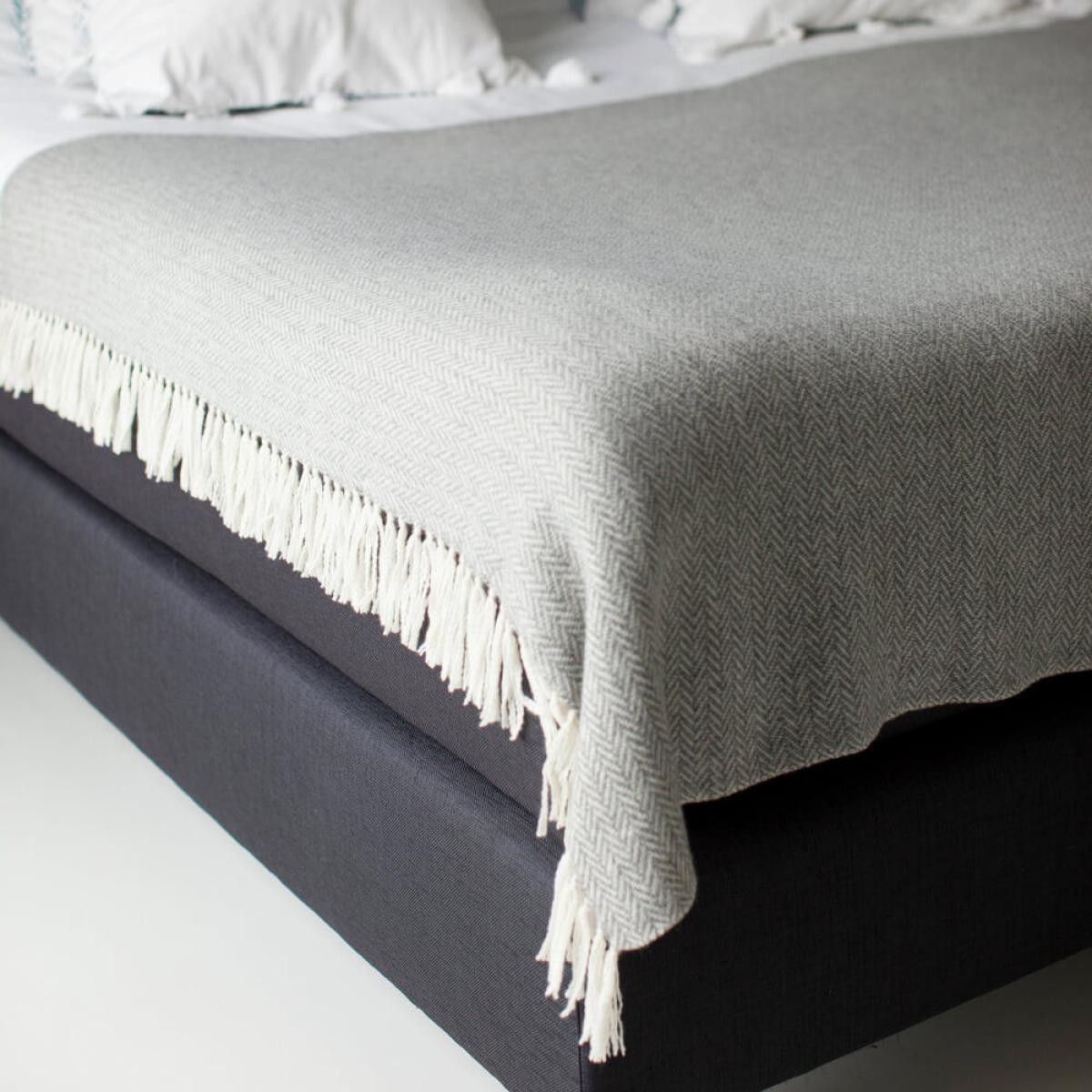 White & Grey Hand knotted Herringbone Cashmere Throw – image 2