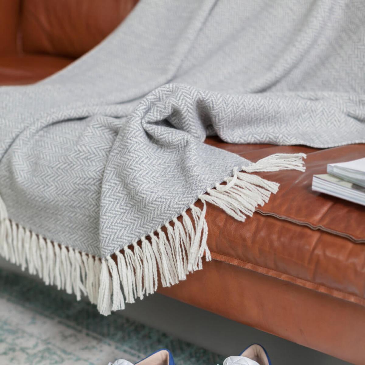 White & Grey Hand knotted Herringbone Cashmere Throw – image 3