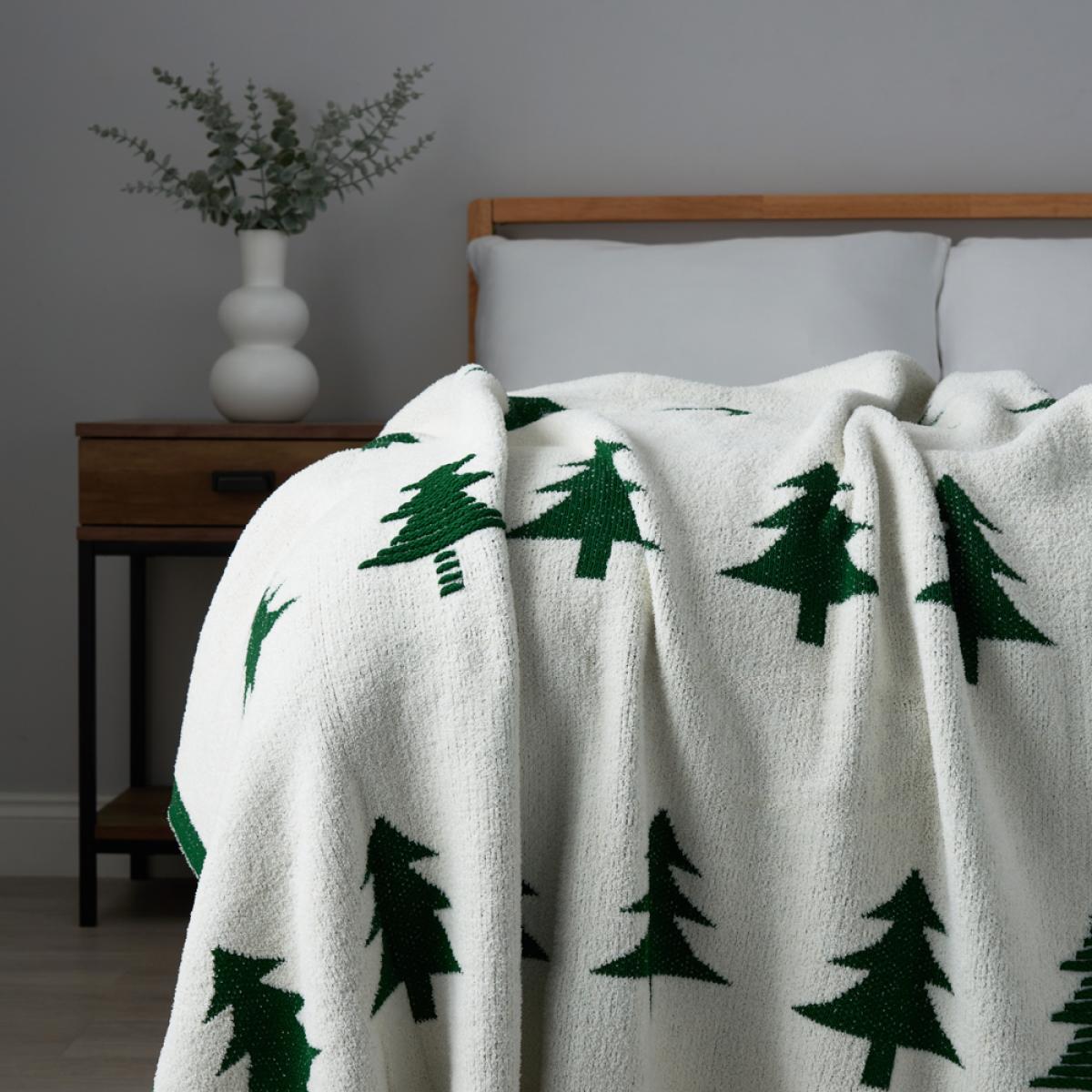 Christmas Tree Throw, Green and Natural – image 1