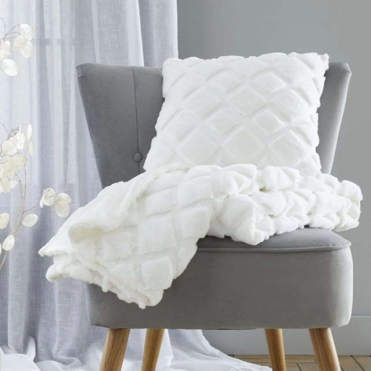Catherine Lansfield Cosy Diamond 130cm x 170cm Throw White – image 4