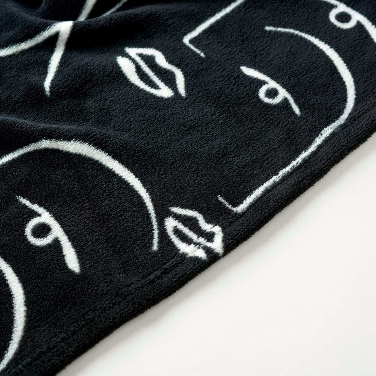 Faces Black Fleece Throw Black – image 3