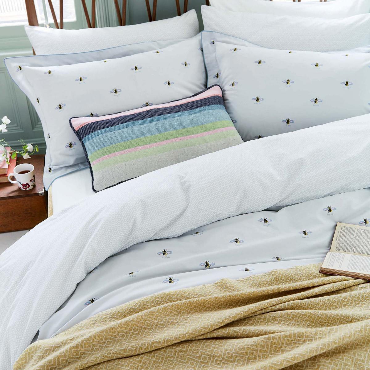 Joules Spring Geometric Chalk Throw Natural (Cream) – image 3