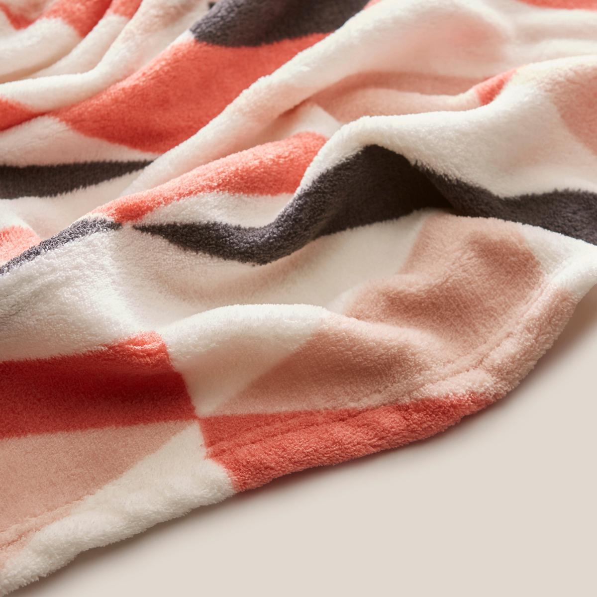 Pink Diamond Fleece Throw Pink/White/Black – image 3