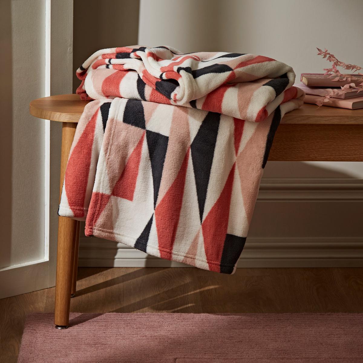Pink Diamond Fleece Throw Pink/White/Black – image 1