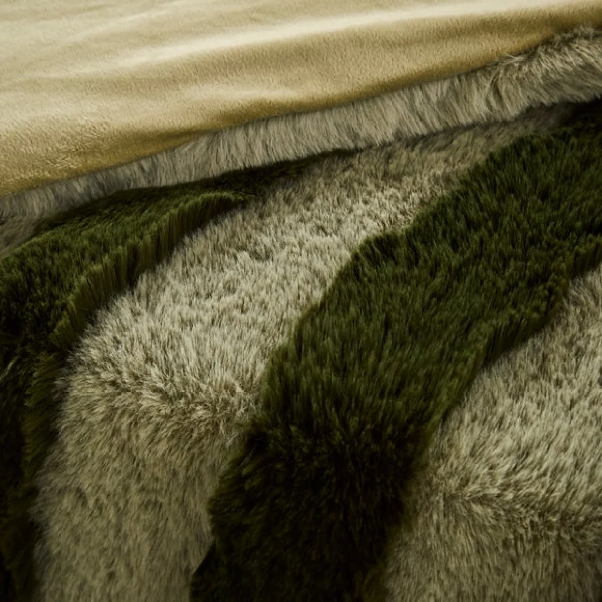 Two-Tone Striped Faux Fur Throw Blanket 130cm x 180cm – image 2