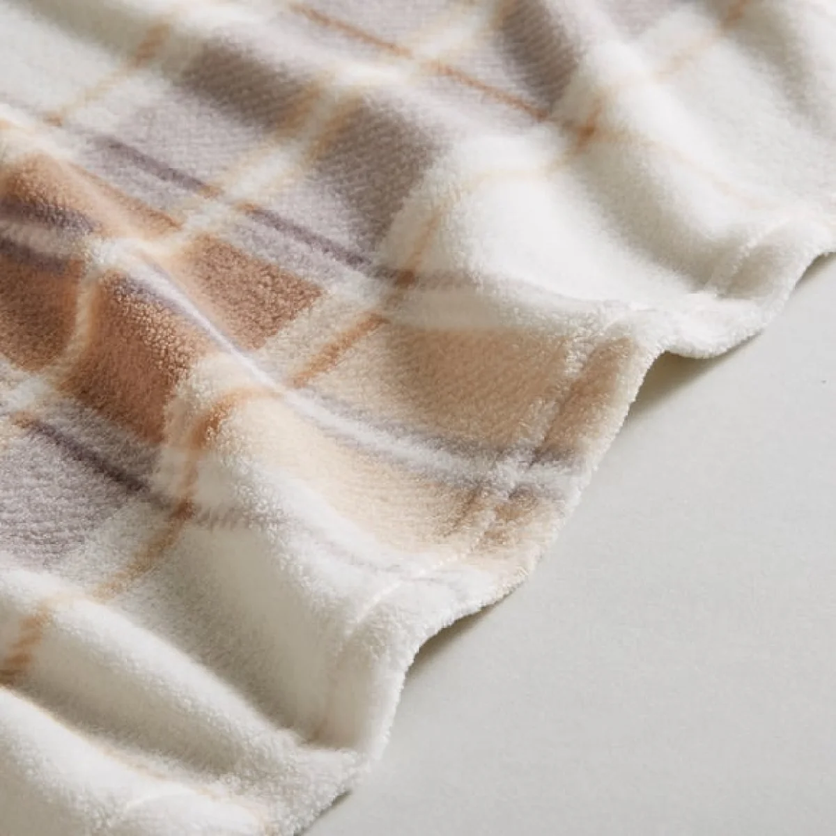 Printed Check Fleece Throw Natural – image 5