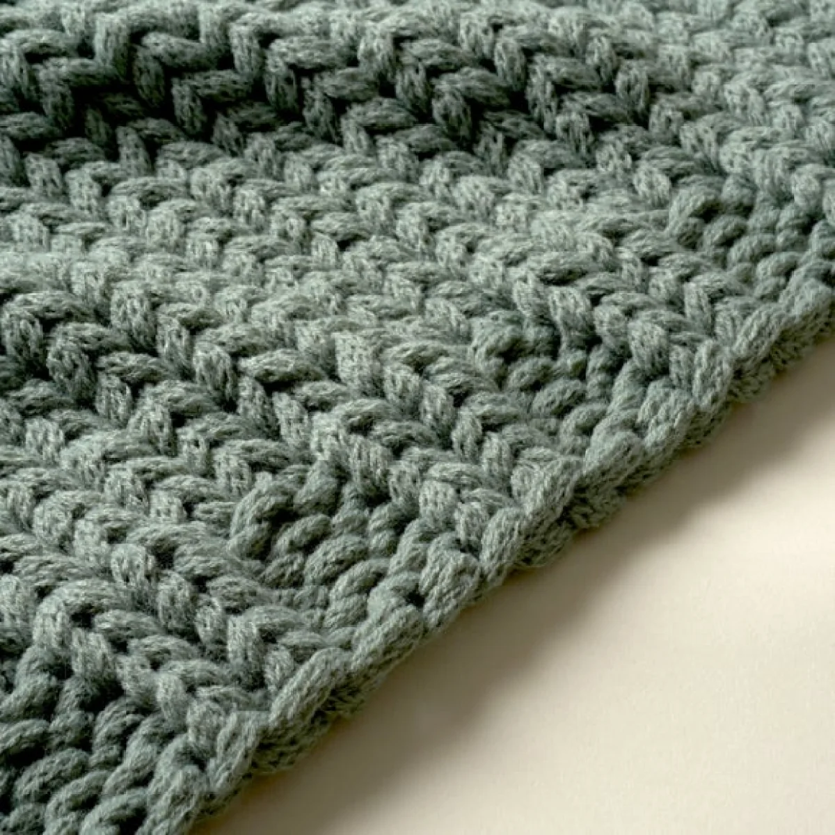 Chunky Knit Recycled Throw 130cm x 170cm Bottle (Green) – image 3