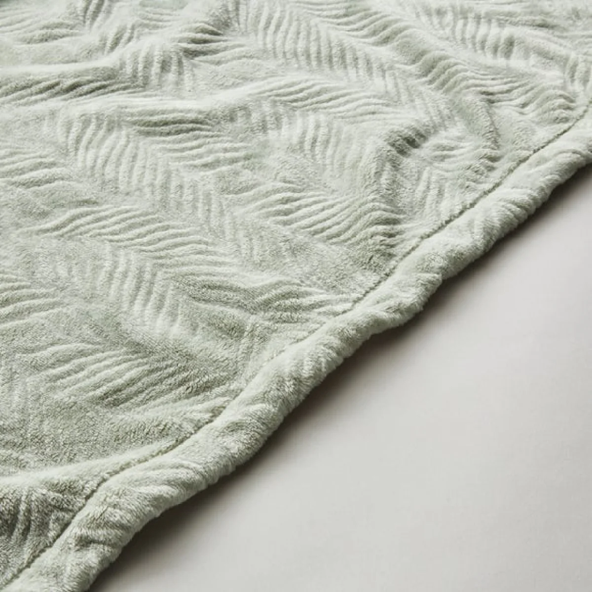 Leila Leaf Fleece Throw 130x170cm Sage (Green) – image 5