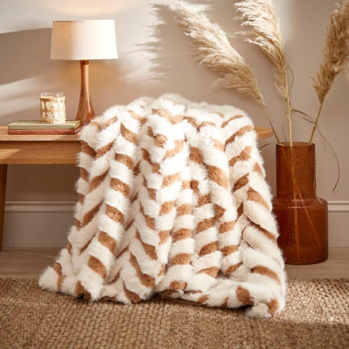 Global Chevron Fur Throw Blanket, 130cm x 180cm – image 1