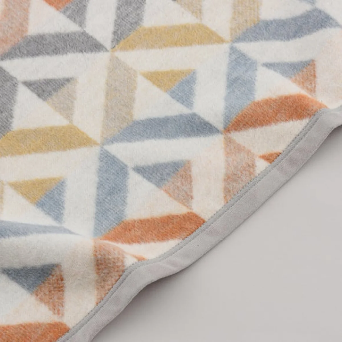 Supersoft Geo Diamonds Throw MultiColoured – image 4