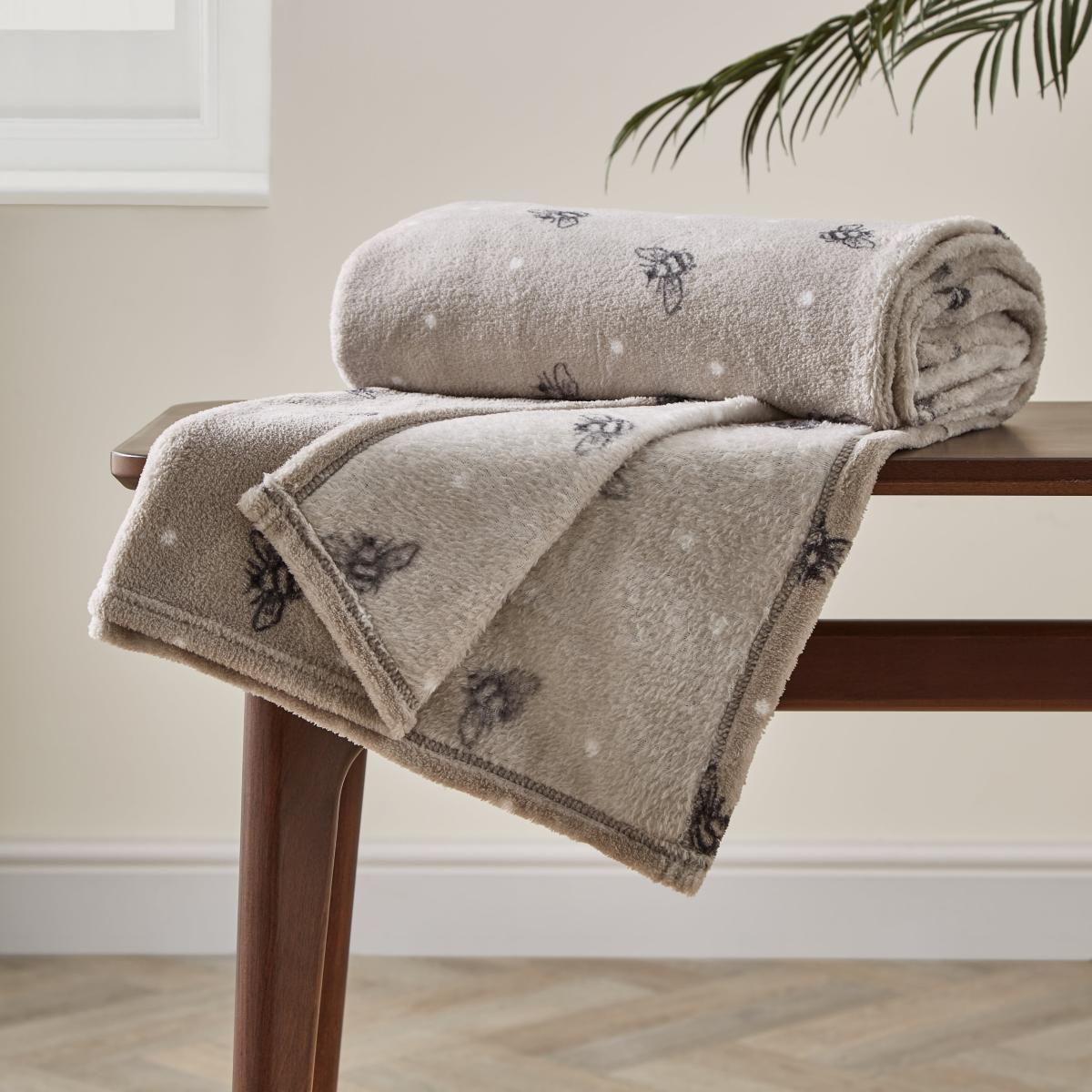 Printed Fleece Bee 130x170cm Throw Brown/Black/White – image 2