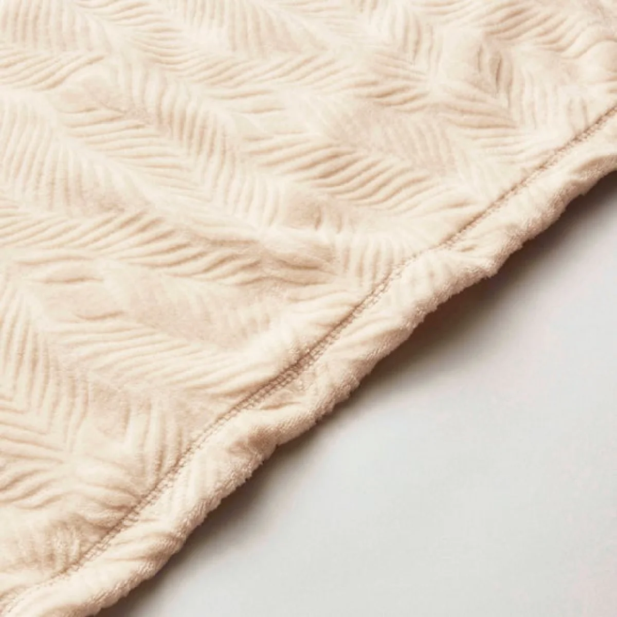 Leila Leaf Fleece Throw 130x170cm Sandstone – image 5
