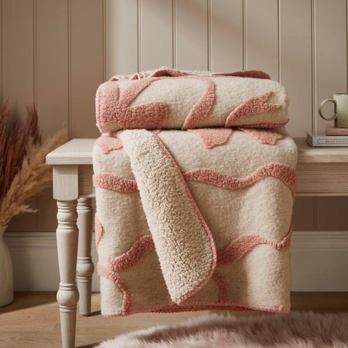 Bows Sherpa Jacquard Throw Blanket, 130cm x 170cm – image 1