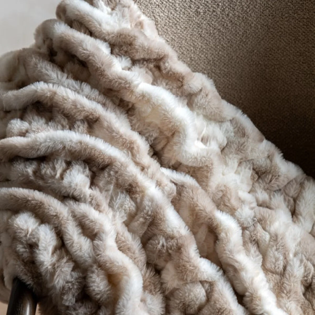 Luxurious Mottled Faux Fur Throw Blanket – image 3