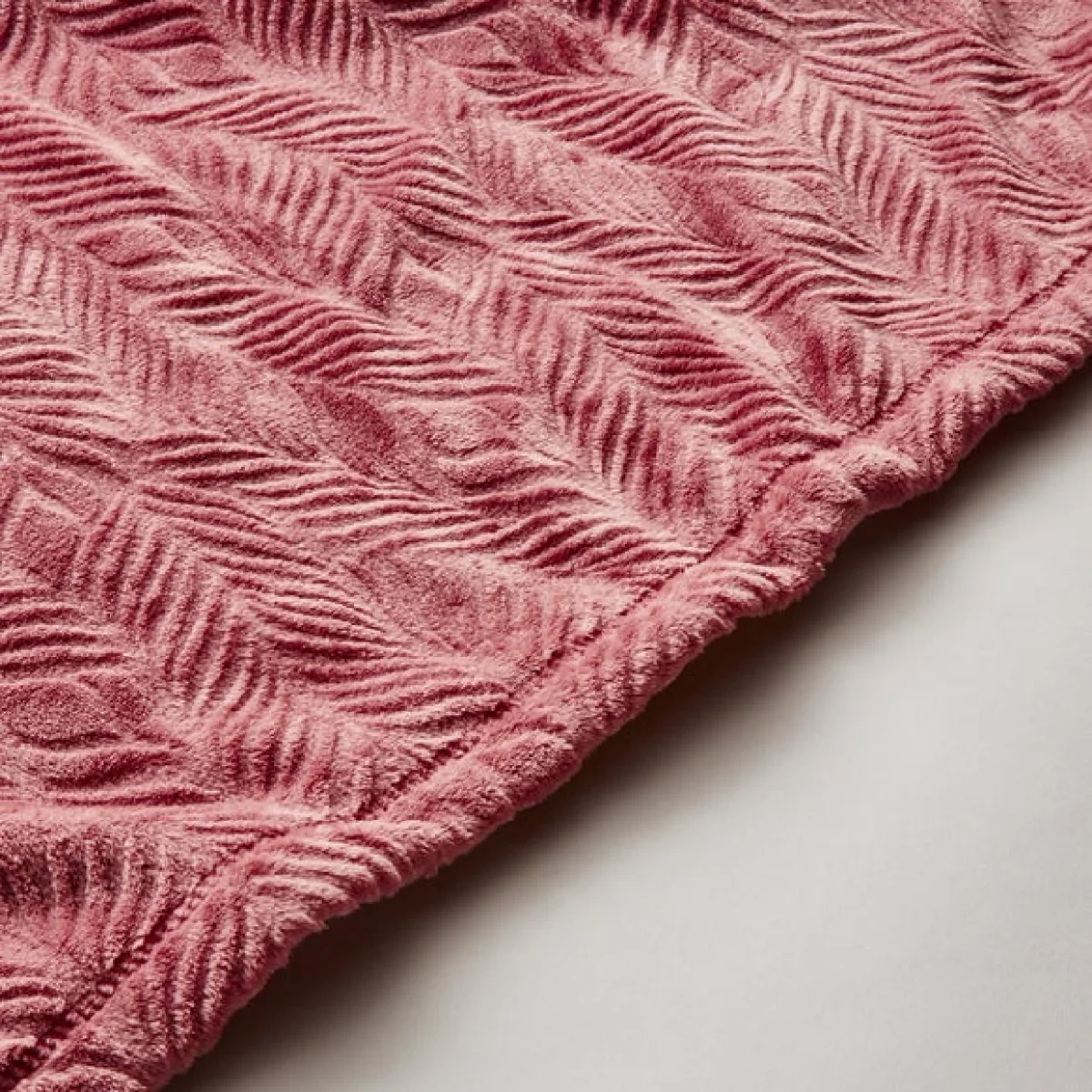 Leila Leaf Fleece Throw 130x170cm Rose – image 5