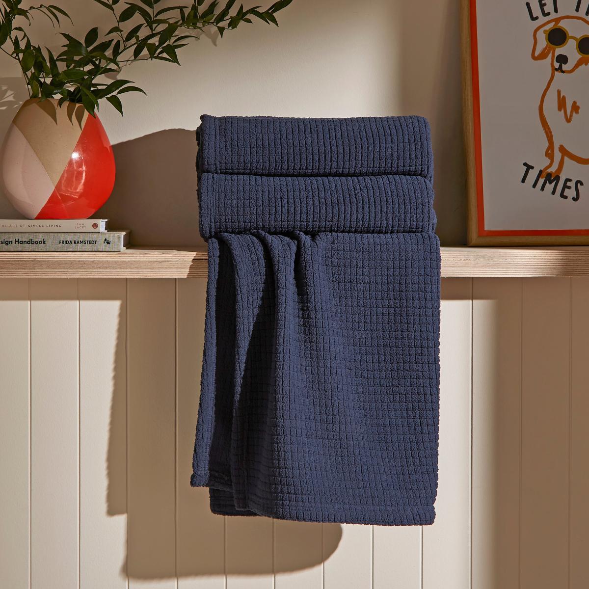 Mini Grid Fleece Throw 130cm x 180cm Navy (Blue) – image 2